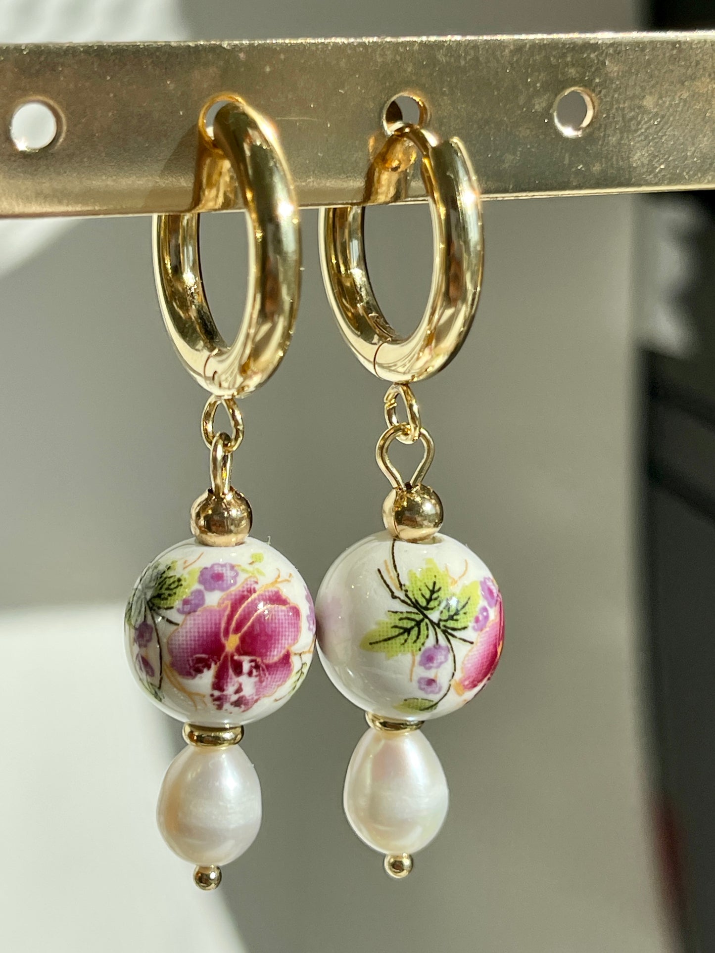 Flower pattern ceramic bead & Pearl Hoop Earrings