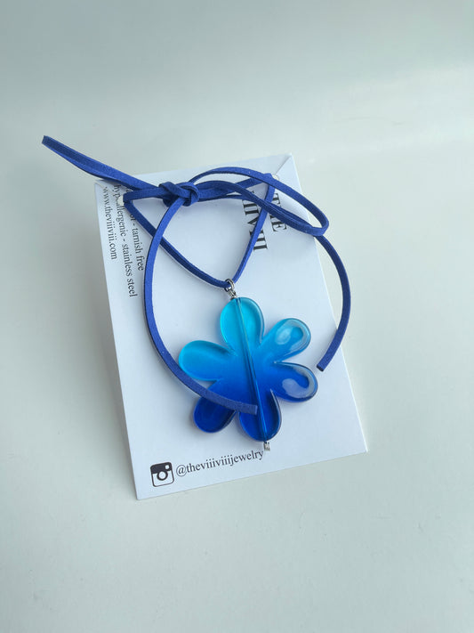 Blue Margarita Flower Necklace